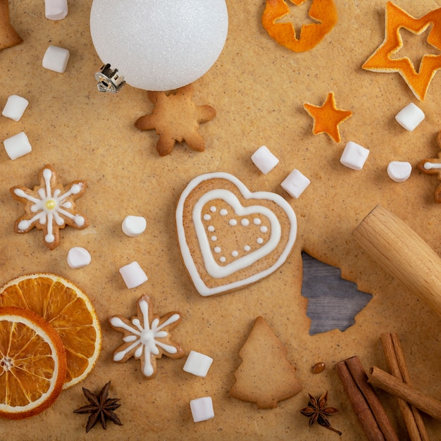 Weihnachten hausgemachte leckere Lebkuchen und Backzutaten.