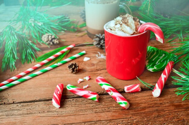 Weihnachten heiße Schokolade mit Süßigkeiten Heißer Kakao mit Zuckerstangen Schokolade mit Schlagsahne