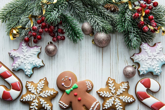 Weihnachten Hintergründe. Hausgemachte Lebkuchenplätzchen grenzen mit Kopienraum ein.