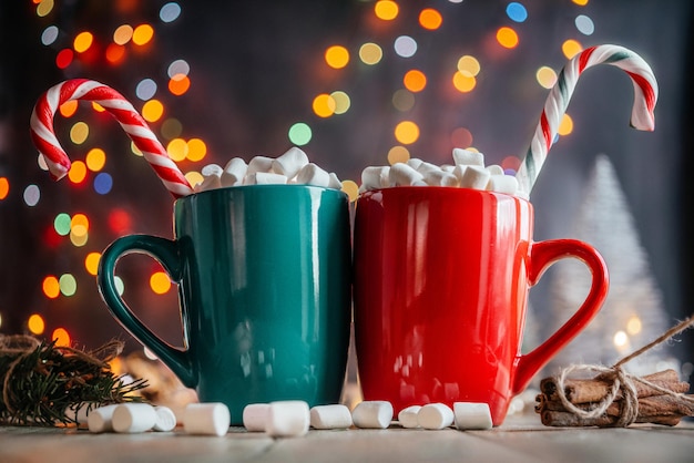 Weihnachten Hintergrund mit zwei Tassen heißer Schokolade mit Marshmallow