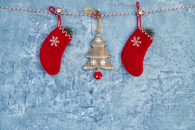 Weihnachten Hintergrund Rote Weihnachtsdekoration auf blauem Hintergrund. Platz kopieren.