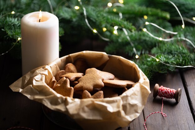 Foto weihnachten hintergrund. selbst gemachter ingwer der verschiedenen formen im kasten umgeben durch pelz.