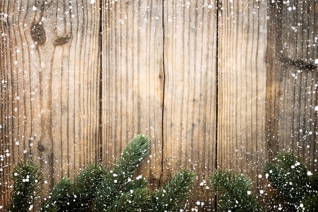 Weihnachten Hintergrund - Tanne Baum dekorative rustikale Elemente auf Vintage Holz Tisch mit Schneeflocke. Kreatives Flat-Layout und Top-View-Komposition mit Rand- und Copy-Space-Design.