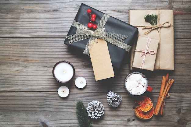 Foto weihnachten hintergrund - weihnachtsgeschenk geschenk-box und rustikale dekoration auf vintage holz hintergrund. kreatives flat-layout und top-view-komposition mit rand- und copy-space-design.