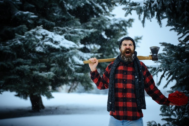 Weihnachten Hipster Holzfäller mit Axt in Holz Weihnachten Fernweh Wandern und Reisen Neujahr Mann im verschneiten...