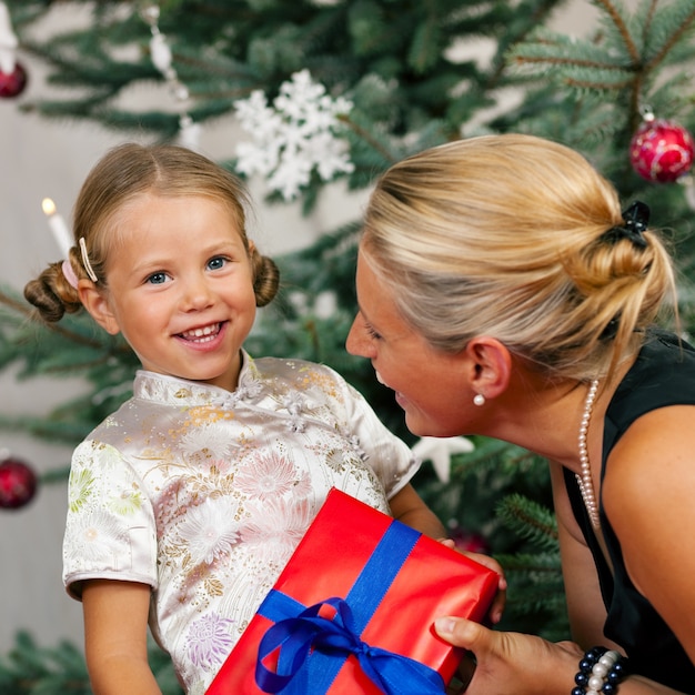 Weihnachten, Kind, das ein Geschenk empfängt