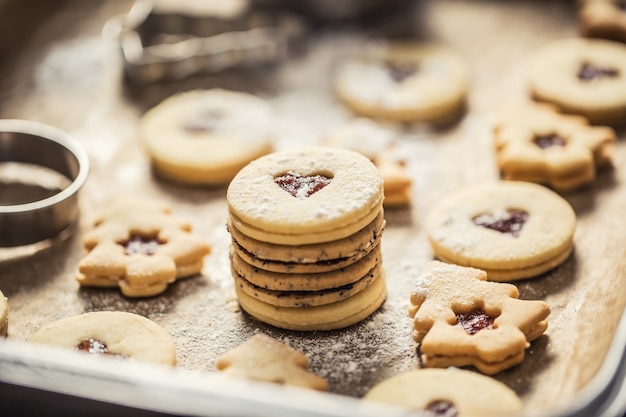 Weihnachten Linzer Süßigkeiten und Kekse Marmelade Zuckerpulver in gebackener Pfanne.