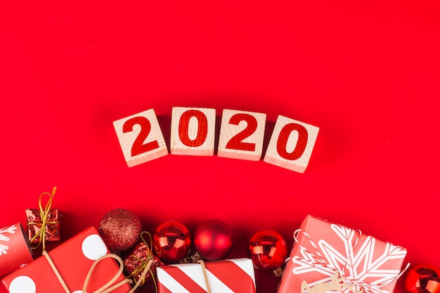 Weihnachten mit Geschenkboxen und 2020-jährigem, Draufsicht mit Kopienraum.