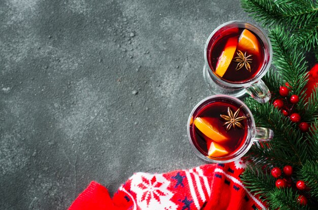 Weihnachten mit Glühwein und einem warmen Schal.