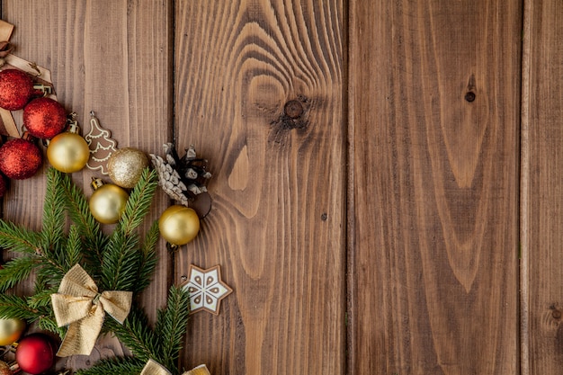 Weihnachten mit Spielwaren des neuen Jahres und Tannenbaumast auf Holztisch