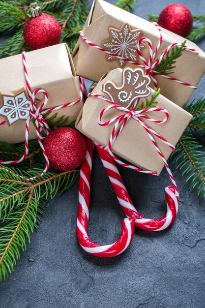 Weihnachten mit Tannenbaum Geschenkboxen und Dekor.