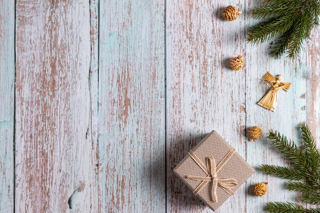 Weihnachten mit Tannenbaum und Dekor.