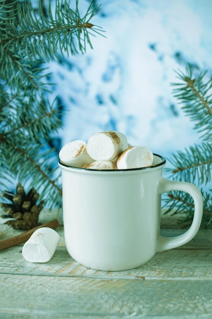 Weihnachten Neujahr eine Tasse heißen Kaffee mit Marshmallows und Gewürzen
