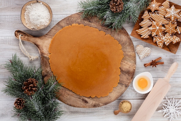 Weihnachten, Neujahr kochen Hintergrund. Backzutaten und Utensilien.