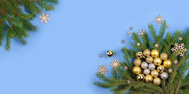 Weihnachten oder Neujahr festliche Komposition Tannenzweige und goldene Kugeln Flaches LayCopy Spacebanner