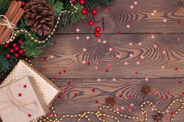 Weihnachten oder Neujahr Hintergrundkomposition von Weihnachtsschmuck und Tannenzweigen Geschenken verpackt...