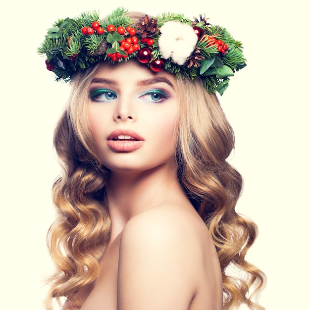 Weihnachten oder Neujahr Model Woman Cute Face Blonde Frisur und Make-up