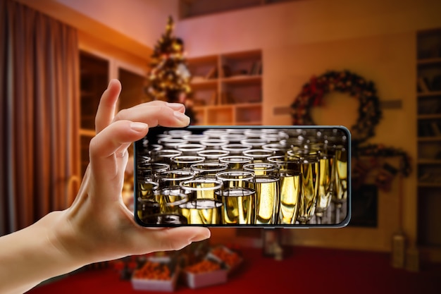 Weihnachten online feiern. Mit Freunden per Handy anrufen. Champagner auf dem Bildschirm