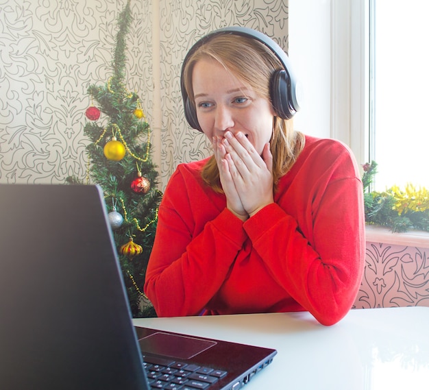 Weihnachten online Glückwünsche überrascht Mädchen kommuniziert mit Freunden im Internet