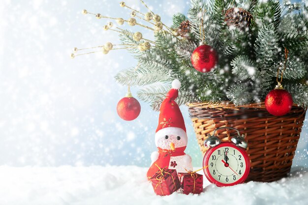 Weihnachten präsentiert Kalender Weihnachtsbaum und Schneeweihnachtshintergrund