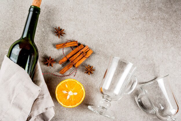 Weihnachten Rezepte für Heißgetränke Set Zutaten für Glühwein: Weinflasche Gewürze Orange