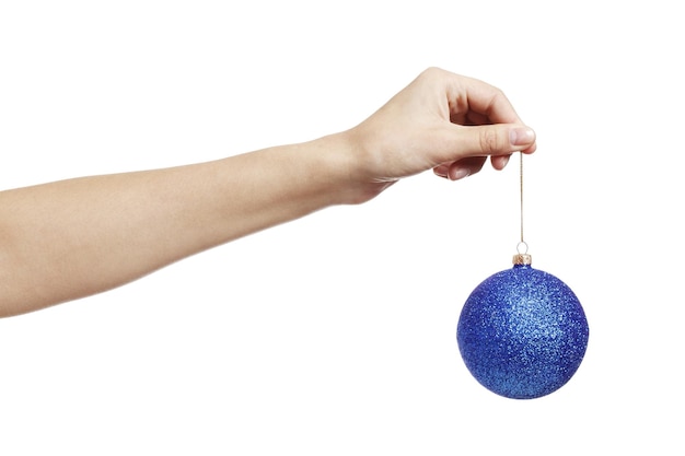 Weihnachten rosa Spielzeugball für den Weihnachtsbaum Ñ–n Hand isoliert auf weißem Hintergrund.