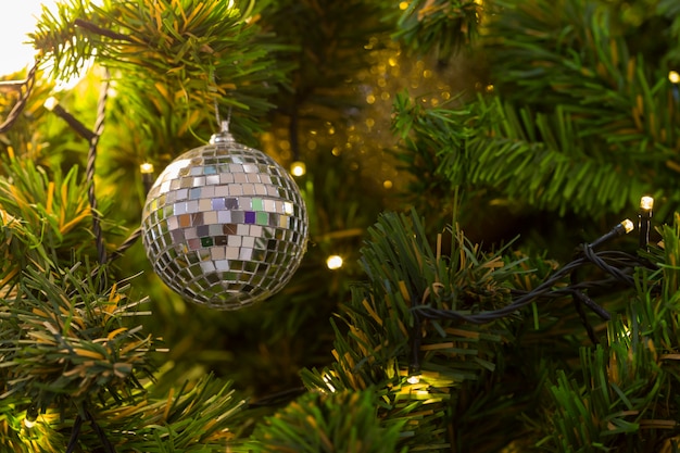 Foto weihnachten schmücken spiegelkugel und schmücken baum