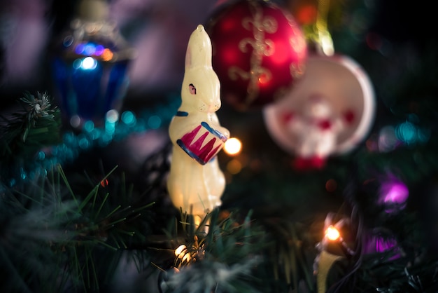 Weihnachten stimmungsvoll. Ein Nahaufnahmefragment eines Weihnachtsbaums mit Spielwaren, Lichter von Gerland