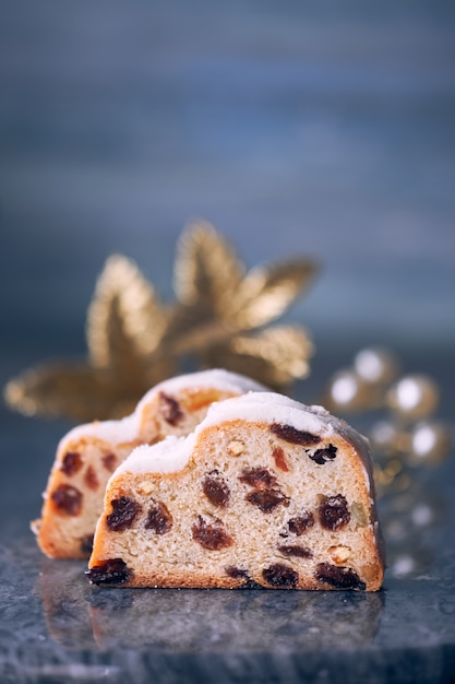 Weihnachten stollen auf dunkelblauem festlichem Hintergrund mit mit goldenen Dekorationen