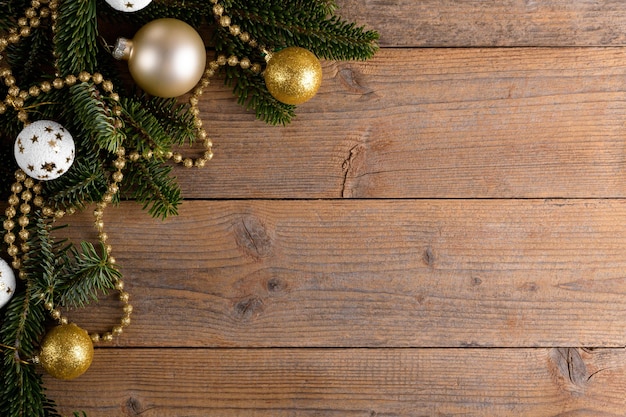 Weihnachten Tanne Dekoration Rahmen auf hölzernen Hintergrund Weihnachten Hintergrund mit Tannenzweigen und goldenen Kugeln