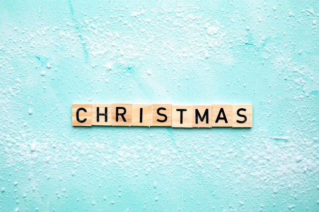 Weihnachten text design hintergrund holzschild im schnee geschrieben text draufsicht ferienfrohe weihnachten co...