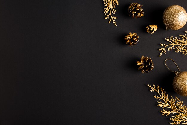Foto weihnachten und ein frohes neues jahr flach liegend goldenes und schwarzes festkonzept mit geschenkbox und dekoration kopieren sie platz von oben