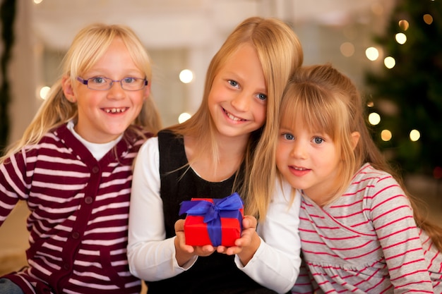 Weihnachten und Familie - Mädchen mit Geschenken