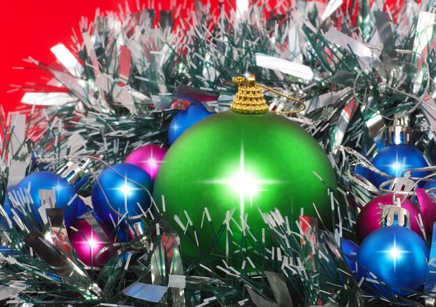 Weihnachten und Neujahr Dekoration-Kugeln, Lametta. Auf dem roten Hintergrund.