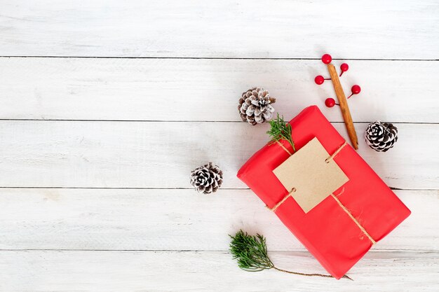 Weihnachten und Neujahr Hintergrund mit roten Geschenk-Box, Dekorationen und Gegenwart. Flache Lage, Draufsicht. Platz für Text.