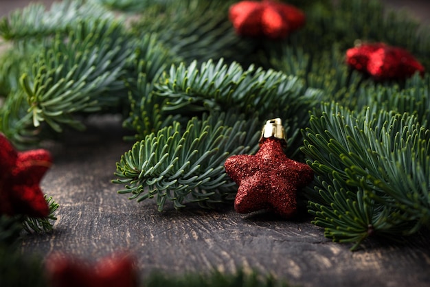 Weihnachten und Neujahr Hintergrund mit Tannenbaum