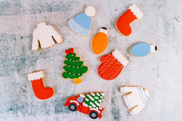 Weihnachten und Neujahr Lebkuchen auf dem Tisch Süßigkeiten leckere Kekse glasierte Zuckerglasur