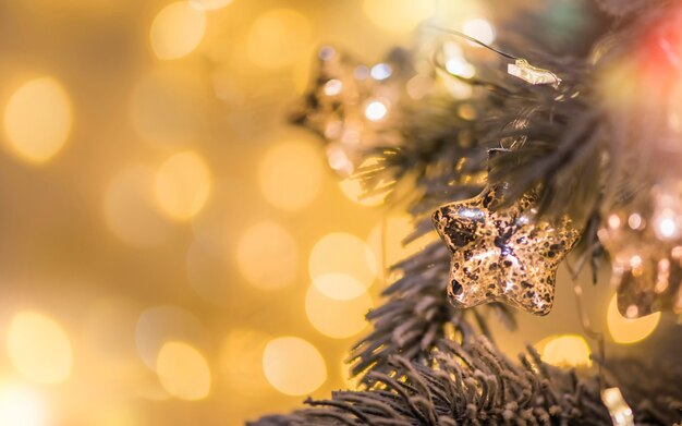 Weihnachten und Neujahr Urlaub Hintergrund. Weihnachtsbaum mit hellem und unscharfem Hintergrund