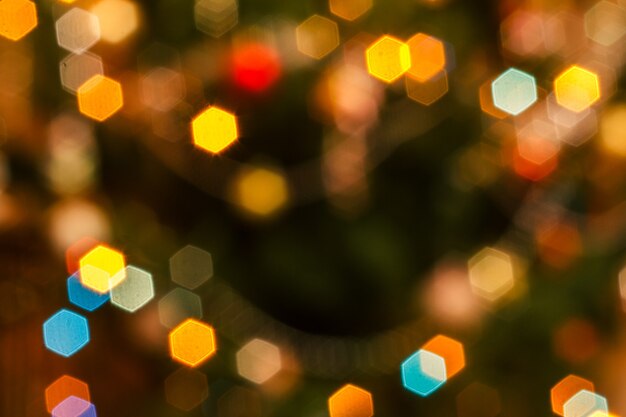 Weihnachten unscharfer hintergrund mit bunten festlichen lichtern. abstrakter kreisförmiger bokeh-hintergrund.