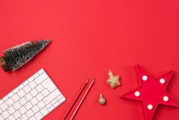 Foto weihnachten urlaub thema weiß computer tastatur rot gold weihnachtsdekoration rot bleistifte urlaub