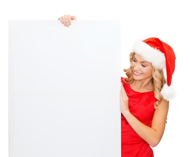 Weihnachten, Weihnachten, Leute, Werbung, Verkaufskonzept - glückliche Frau in Nikolausmütze mit leerem weißem Brett