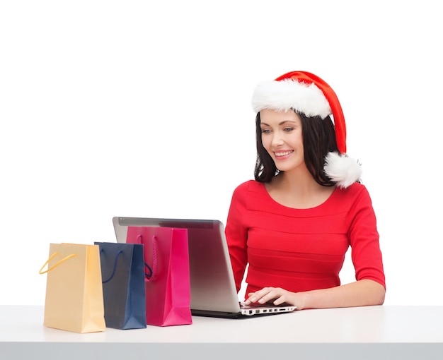 Weihnachten, Weihnachten, Online-Shopping-Konzept - Frau mit Einkaufstüten und Laptop-Computer