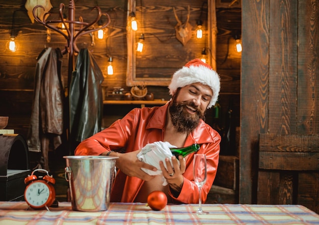 Weihnachten weihnachtsmann moderner hipster weihnachtsmann mit rotem kleid weihnachtsfeier urlaub wünsche ihnen me...