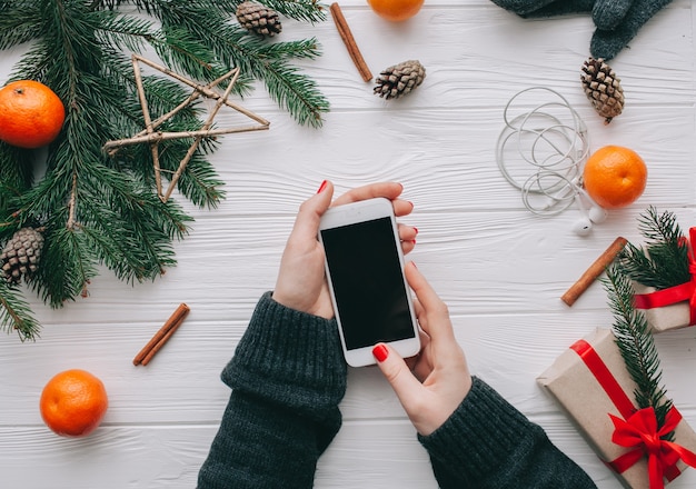 Weihnachten, wooman hält Telefon