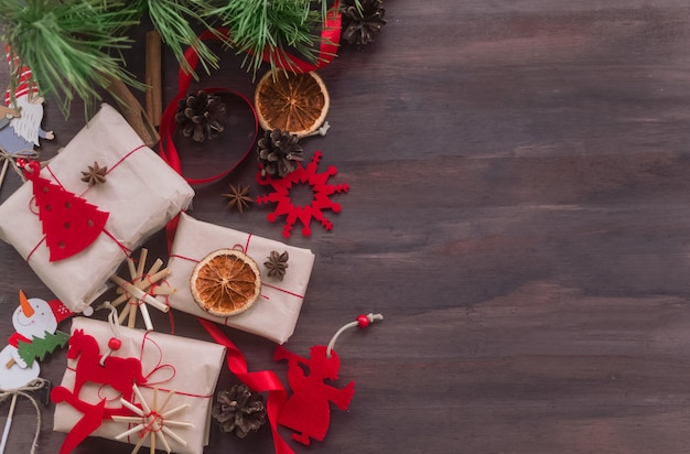 Weihnachten Zero Waste Konzept Handgemachte Geschenke aus Kraftpapierfädennatürlicher roter Filz