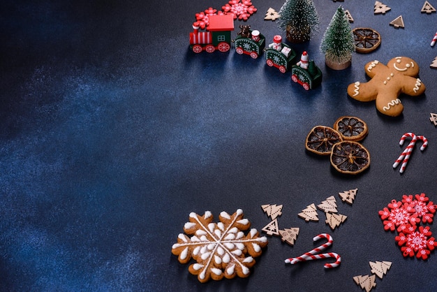 Weihnachtliche hausgemachte Lebkuchenplätzchen auf einem dunklen Betontisch