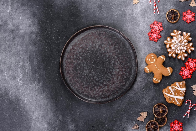 Foto weihnachtliche hausgemachte lebkuchenplätzchen auf einem dunklen betontisch