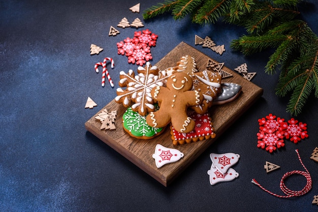 Weihnachtliche hausgemachte Lebkuchenplätzchen auf einem dunklen Betontisch