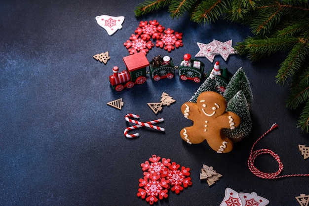 Weihnachtliche hausgemachte Lebkuchenplätzchen auf einem dunklen Betontisch