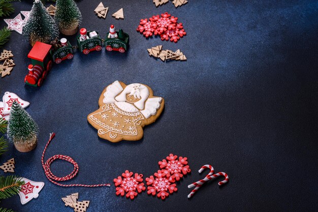 Weihnachtliche hausgemachte Lebkuchenplätzchen auf einem dunklen Betontisch